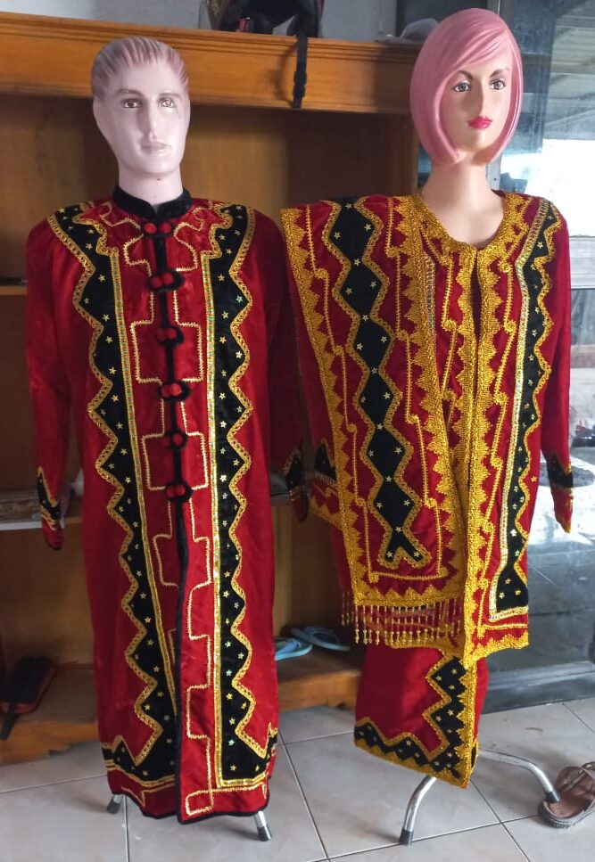 Baju adat sepasang dewasa