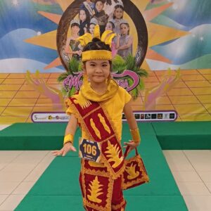 Baju adat anak perempuan